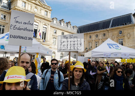 Parigi, Francia. 24 mar 2018. Manifestanti tenere segni come essi prendono parte al quinto annuale EndoMarch in tutto il mondo e il mondo endometriosi giorno, ospitati da associazioni francesi ENDOmind Associazione Francia e Mon Endométriose Ma Souffrance su Marzo 24, 2018 a Parigi, Francia. Credito: Bernard Menigault/Alamy Live News Foto Stock