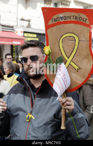 Parigi, Francia. 24 mar 2018. Manifestanti tenere segni come essi prendono parte al quinto annuale EndoMarch in tutto il mondo e il mondo endometriosi giorno, ospitati da associazioni francesi ENDOmind Associazione Francia e Mon Endométriose Ma Souffrance su Marzo 24, 2018 a Parigi, Francia. Credito: Bernard Menigault/Alamy Live News Foto Stock