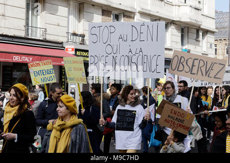 Parigi, Francia. 24 mar 2018. Manifestanti tenere segni come essi prendono parte al quinto annuale EndoMarch in tutto il mondo e il mondo endometriosi giorno, ospitati da associazioni francesi ENDOmind Associazione Francia e Mon Endométriose Ma Souffrance su Marzo 24, 2018 a Parigi, Francia. Credito: Bernard Menigault/Alamy Live News Foto Stock