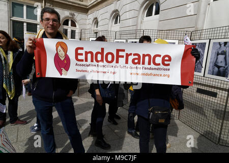 Parigi, Francia. 24 mar 2018. Manifestanti tenere segni come essi prendono parte al quinto annuale EndoMarch in tutto il mondo e il mondo endometriosi giorno, ospitati da associazioni francesi ENDOmind Associazione Francia e Mon Endométriose Ma Souffrance su Marzo 24, 2018 a Parigi, Francia. Credito: Bernard Menigault/Alamy Live News Foto Stock