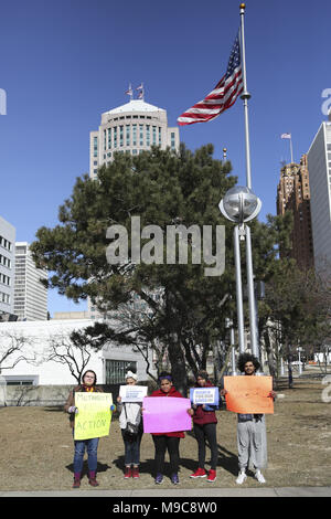 Detroit, Michigan, Stati Uniti d'America. 24 Mar, 2018. I manifestanti visto cartelloni di contenimento sotto una bandiera americana durante la dimostrazione. Studenti e attivisti hanno preso le strade per protestare per la pistola più rigide leggi durante lo studente organizzato 'Marco per le nostre vite" manifestazione a Detroit. Credito: Chirag Wakaskar SOPA/images/ZUMA filo/Alamy Live News Foto Stock