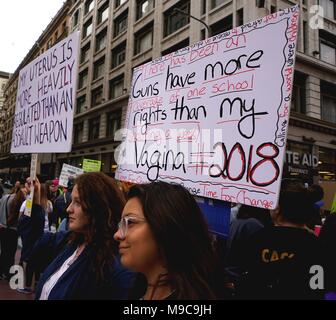 24 marzo 2018, Los Angeles, California l'evento March for Our Lives a Los Angeles, faceva parte di un movimento nazionale che sosteneva leggi più severe sul controllo delle armi. Questo movimento è stato scatenato dalla tragica sparatoria alla Marjory Stoneman Douglas High School di Parkland, Florida, che ha causato 17 vittime. A Los Angeles, circa 60.000 persone si sono riunite in centro per partecipare alla marcia. L'evento è stato caratterizzato da discorsi appassionanti, segni forti e un forte senso di comunità tra i partecipanti. I manifestanti chiedevano una riforma globale delle armi, compresi i controlli universali dei precedenti. Foto Stock