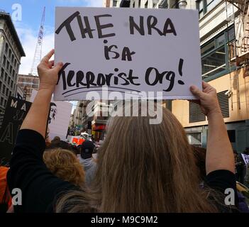 24 marzo 2018, Los Angeles, California l'evento March for Our Lives a Los Angeles, faceva parte di un movimento nazionale che sosteneva leggi più severe sul controllo delle armi. Questo movimento è stato scatenato dalla tragica sparatoria alla Marjory Stoneman Douglas High School di Parkland, Florida, che ha causato 17 vittime. A Los Angeles, circa 60.000 persone si sono riunite in centro per partecipare alla marcia. L'evento è stato caratterizzato da discorsi appassionanti, segni forti e un forte senso di comunità tra i partecipanti. I manifestanti chiedevano una riforma globale delle armi, compresi i controlli universali dei precedenti. Foto Stock