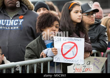 Boston, Massachusetts, USA. 24 Mar, 2018. Un rally partecipante detiene il suo segno al Boston Common. Decine di migliaia di persone sono venute a sostenere il mese di marzo per la nostra vita e il rally in Boston Common in solidarietà con decine di anti-violenza pistola marche svolge in tutta la contea in questo giorno. Credit: Alena Kuzub/ZUMA filo/Alamy Live News Foto Stock