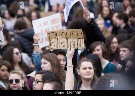 Boston, Massachusetts, USA. 24 Mar, 2018. Un partecipante del rally detiene un segno al Boston Common, Boston. Decine di migliaia di persone sono venute a sostenere il mese di marzo per la nostra vita e il rally in Boston Common in solidarietà con decine di anti-violenza pistola marche svolge in tutta la contea in questo giorno. Credit: Alena Kuzub/ZUMA filo/Alamy Live News Foto Stock