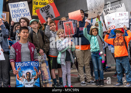 San Francisco, Stati Uniti d'America. Il 24 marzo 2018. Marzo per la nostra vita rally e da marzo a chiamata per il controllo dell'arma e la fine della violenza pistola; studenti, compresi gli studenti molto giovani, raccogliere con segni preparando a condurre le migliaia di bambini e adulti che hanno partecipato al pomeriggio di marzo. Shelly Rivoli/Alamy Live News Foto Stock