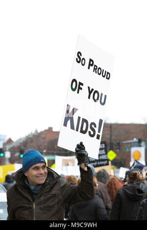 Boston, Massachusetts, USA. 24 Mar, 2018. Un uomo saluta i giovani partecipanti di marzo per la nostra vita con il suo segno di Boston. Decine di migliaia di persone sono venute a sostenere il marzo e il rally in Boston Common in solidarietà con decine di anti-violenza pistola marche svolge in tutta la contea in questo giorno. Credit: Alena Kuzub/ZUMA filo/Alamy Live News Foto Stock