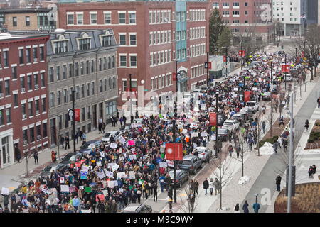 Boston, Massachusetts, USA. 24 Mar, 2018. Decine di migliaia di persone sono venute a sostenere il mese di marzo per la nostra vita di Boston e il rally in Boston Common in solidarietà con decine di anti-violenza pistola marche che avevano luogo in tutta la contea di Sabato, 24 marzo 2018. Credit: Alena Kuzub/ZUMA filo/Alamy Live News Foto Stock