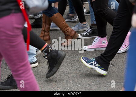 Boston, Massachusetts, USA. 24 Mar, 2018. I giovani partecipanti di marzo per la nostra vita Boston a piedi attraverso le strade di Boston. Decine di migliaia di persone sono venute a sostenere il marzo e il rally in Boston Common in solidarietà con decine di anti-violenza pistola marche svolge in tutta la contea in questo giorno. Credit: Alena Kuzub/ZUMA filo/Alamy Live News Foto Stock