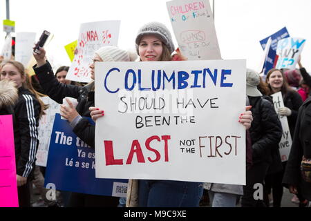 Boston, Massachusetts, USA. 24 Mar, 2018. Un partecipante di marzo per la nostra vita Boston trattiene il suo segno mentre si cammina con la folla attraverso Boston. Decine di migliaia di persone sono venute a sostenere il marzo e il rally in Boston Common in solidarietà con decine di anti-violenza pistola marche svolge in tutta la contea in questo giorno. Credit: Alena Kuzub/ZUMA filo/Alamy Live News Foto Stock