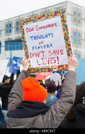 Boston, Massachusetts, USA. 24 Mar, 2018. Un partecipante di marzo per la nostra vita Boston trattiene il suo segno elevato in Boston. Decine di migliaia di persone sono venute a sostenere il marzo e il rally in Boston Common in solidarietà con decine di anti-violenza pistola marche svolge in tutta la contea in questo giorno. Credit: Alena Kuzub/ZUMA filo/Alamy Live News Foto Stock