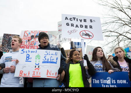 Boston, Massachusetts, USA. 24 Mar, 2018. Massachusetts " Gioventù conduce il mese di marzo per la nostra vita di Boston. Decine di migliaia di persone sono venute a sostenere il marzo e il rally in Boston Common in solidarietà con decine di anti-violenza pistola marche svolge in tutta la contea in questo giorno. Credit: Alena Kuzub/ZUMA filo/Alamy Live News Foto Stock