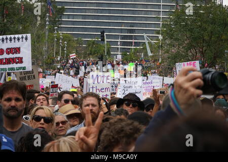 24 marzo 2018, Los Angeles, California l'evento March for Our Lives a Los Angeles, faceva parte di un movimento nazionale che sosteneva leggi più severe sul controllo delle armi. Questo movimento è stato scatenato dalla tragica sparatoria alla Marjory Stoneman Douglas High School di Parkland, Florida, che ha causato 17 vittime. A Los Angeles, circa 60.000 persone si sono riunite in centro per partecipare alla marcia. L'evento è stato caratterizzato da discorsi appassionanti, segni forti e un forte senso di comunità tra i partecipanti. I manifestanti chiedevano una riforma globale delle armi, compresi i controlli universali dei precedenti. Foto Stock