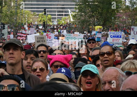 24 marzo 2018, Los Angeles, California l'evento March for Our Lives a Los Angeles, faceva parte di un movimento nazionale che sosteneva leggi più severe sul controllo delle armi. Questo movimento è stato scatenato dalla tragica sparatoria alla Marjory Stoneman Douglas High School di Parkland, Florida, che ha causato 17 vittime. A Los Angeles, circa 60.000 persone si sono riunite in centro per partecipare alla marcia. L'evento è stato caratterizzato da discorsi appassionanti, segni forti e un forte senso di comunità tra i partecipanti. I manifestanti chiedevano una riforma globale delle armi, compresi i controlli universali dei precedenti. Foto Stock