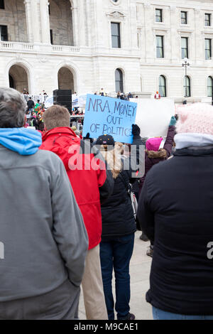 Studente tenendo premuto 'NRA soldi fuori della politica' firmare al 'Marco per le nostre vite" al rally di capitale statale protesta tiri di pistola nelle scuole. St Paul Minnesota MN USA Foto Stock