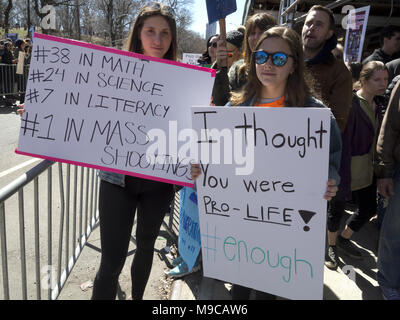 New York City, USA. 24th marzo 2018. Migliaia di manifestanti si radunano e marciano contro la violenza delle armi e a sostegno di una legislazione più severa sulle armi. Credit: Ethel Wolvovitz/Alamy Live News Foto Stock