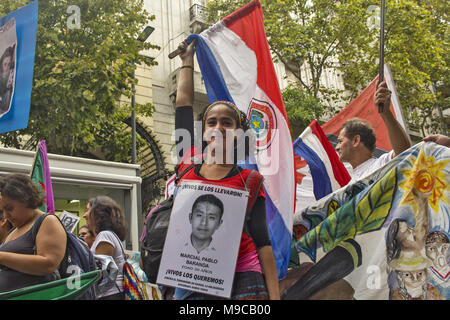 Buenos Aires, capitale federale, Argentina. 24 Mar, 2018. Il 24 marzo 1976, gli alti ufficiali del argentina Forze Armate presero il potere attraverso un colpo di stato e rovesciò il governo costituzionale di Isabel PerÃ³n, avviando una civic-dittatura militare che durò fino al 1983. 42 anni dopo l'ultimo colpo di stato, il popolo argentino ha preso le strade per commemorare e mantenere viva nella memoria sociale eventi tristi prodotte nell'ultima dittatura militare. Il collettivo di immigrati era presente anche alla giornata del ricordo per la verità e la giustizia. (Credito Immagine: © Robert Cr Foto Stock