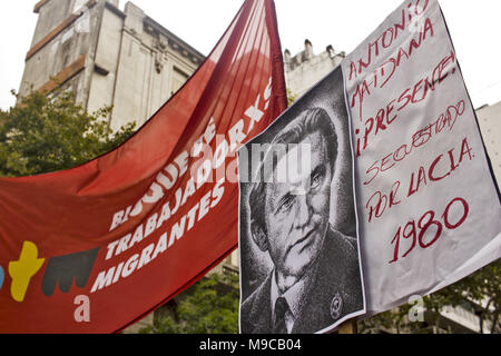 Buenos Aires, capitale federale, Argentina. 24 Mar, 2018. Il 24 marzo 1976, gli alti ufficiali del argentina Forze Armate presero il potere attraverso un colpo di stato e rovesciò il governo costituzionale di Isabel PerÃ³n, avviando una civic-dittatura militare che durò fino al 1983. 42 anni dopo l'ultimo colpo di stato, il popolo argentino ha preso le strade per commemorare e mantenere viva nella memoria sociale eventi tristi prodotte nell'ultima dittatura militare. Il collettivo di immigrati era presente anche alla giornata del ricordo per la verità e la giustizia. (Credito Immagine: © Robert Cr Foto Stock