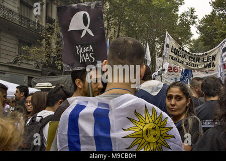 Buenos Aires, capitale federale, Argentina. 24 Mar, 2018. Il 24 marzo 1976, gli alti ufficiali del argentina Forze Armate presero il potere attraverso un colpo di stato e rovesciò il governo costituzionale di Isabel PerÃ³n, avviando una civic-dittatura militare che durò fino al 1983. 42 anni dopo l'ultimo colpo di stato, il popolo argentino ha preso le strade per commemorare e mantenere viva nella memoria sociale eventi tristi prodotte nell'ultima dittatura militare. Il collettivo di immigrati era presente anche alla giornata del ricordo per la verità e la giustizia. (Credito Immagine: © Robert Cr Foto Stock