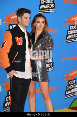 LOS ANGELES, CA. Marzo 24, 2018: Jack Griffo & Parigi Berelc a Nickelodeon's 2018 Kids' Choice Awards al Forum Foto: Sarah Stewart Credito: Sarah Stewart/Alamy Live News Foto Stock