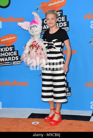 LOS ANGELES, CA. Marzo 24, 2018: Darci Lynne contadino al Nickelodeon's 2018 Kids' Choice Awards al Forum Foto: Sarah Stewart Credito: Sarah Stewart/Alamy Live News Foto Stock