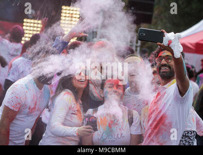 Vancouver, Canada. 24 Mar, 2018. La gente a prendere una selfie come essi partecipano alla celebrazione di Holi presso la University of British Columbia a Vancouver in Canada, 24 marzo 2018. Il festival indù di Holi o il "Festival dei Colori', annuncia l'arrivo della primavera e la fine dell'inverno. Credito: Liang sen/Xinhua/Alamy Live News Foto Stock