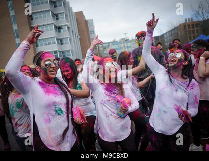 Vancouver, Canada. 24 Mar, 2018. La gente ballare insieme per celebrare Holi presso la University of British Columbia a Vancouver in Canada, 24 marzo 2018. Il festival indù di Holi o il "Festival dei Colori', annuncia l'arrivo della primavera e la fine dell'inverno. Credito: Liang sen/Xinhua/Alamy Live News Foto Stock