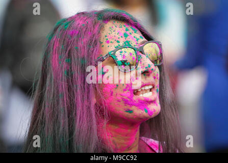 Vancouver, Canada. 24 Mar, 2018. Una ragazza partecipa alla celebrazione di Holi presso la University of British Columbia a Vancouver in Canada, 24 marzo 2018. Il festival indù di Holi o il "Festival dei Colori', annuncia l'arrivo della primavera e la fine dell'inverno. Credito: Liang sen/Xinhua/Alamy Live News Foto Stock