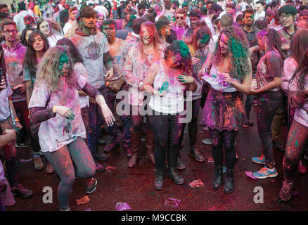 Vancouver, Canada. 24 Mar, 2018. La gente ballare insieme per celebrare Holi presso la University of British Columbia a Vancouver in Canada, 24 marzo 2018. Il festival indù di Holi o il "Festival dei Colori', annuncia l'arrivo della primavera e la fine dell'inverno. Credito: Liang sen/Xinhua/Alamy Live News Foto Stock