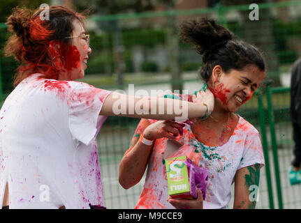 Vancouver, Canada. 24 Mar, 2018. La gente buttare polvere colorata su ogni altro per celebrare Holi presso la University of British Columbia a Vancouver in Canada, 24 marzo 2018. Il festival indù di Holi o il "Festival dei Colori', annuncia l'arrivo della primavera e la fine dell'inverno. Credito: Liang sen/Xinhua/Alamy Live News Foto Stock