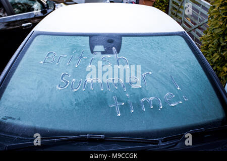Un congelati parabrezza auto con le parole British Summer Time scritto nel gelo nel villaggio rurale di Lixwm, Flintshire come piloti svegli per trovare una notte di gelo sul primo giorno del British Summer Time Foto Stock