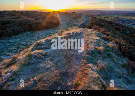 Flintshire, Galles, UK, UK Meteo: come gli orologi la molla in avanti per l'orario estivo britannico molte parti sono il risveglio di un faceva piuttosto freddo inizia con temperature di congelamento e di gelo. Sunrise over Moel-y-Gaer Iron Age Hillfort su Halkyn Mountain e acoss Flintshire rurale di Cheshire il primo giorno di British Summer Time Foto Stock