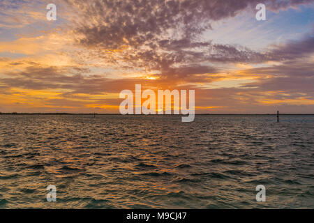 La mattina presto sunrise delle Bahamas con splendidi colorato alto contrasto cielo con le nuvole colorate Foto Stock