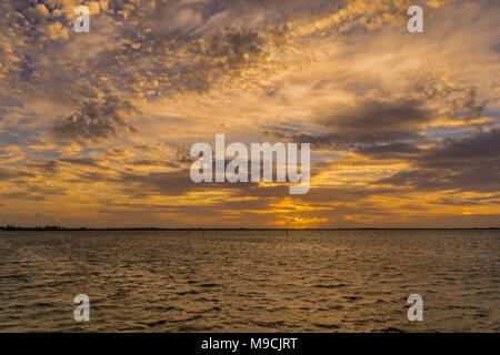 La mattina presto sunrise delle Bahamas con splendidi colorato alto contrasto cielo con le nuvole colorate Foto Stock