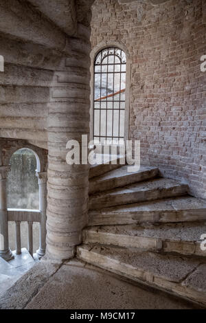 Vista attraverso gli archi dalla scala a spirale (lumaca scale) di Palazzo Contarini del Bovolo, vicino a Campo Menin a Venezia (Venezia), Foto Stock