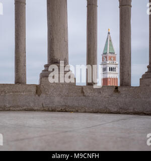 Vista attraverso gli archi di tetti e del campanile di San Marco dalla sommità della scala a chiocciola di Palazzo Contarini del Bovolo, Venezia Foto Stock