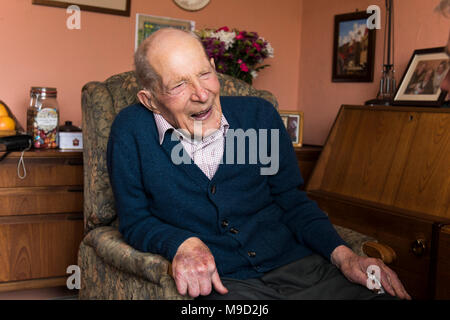 Mercoledì 10 Maggio 2017: Scozia uomo più anziano, Alfred Smith 109, è stato visitato nella sua casa di San Madoes, Perthshire, dal Moderatore della Chiesa di Scozia, Rt Rev Russell Barr. Il moderatore ha ringraziato alf per il suo lungo servizio alla Chiesa e lo ha presentato con un certificato e un Quaich. Foto Stock