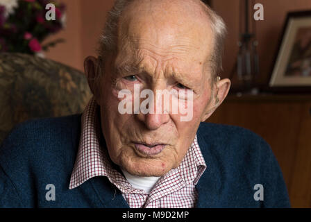 Mercoledì 10 Maggio 2017: Scozia uomo più anziano, Alfred Smith 109, è stato visitato nella sua casa di San Madoes, Perthshire, dal Moderatore della Chiesa di Scozia, Rt Rev Russell Barr. Il moderatore ha ringraziato alf per il suo lungo servizio alla Chiesa e lo ha presentato con un certificato e un Quaich. Foto Stock