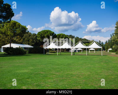 Fila di gazebo bianco sul prato verde. Foto Stock