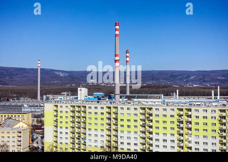 Paesaggio urbano di alloggiamento pannello station wagon con camini, Teplice, Repubblica Ceca Foto Stock