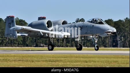 Una Forza Aerea A-10 Warthog/Thunderbolt II rullaggio su una pista in Moody AFB. Si tratta di un attacco-10 jet appartiene alla 74Fighter Squadron. Foto Stock