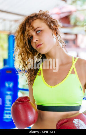 Boxer femmina all'interno di thai boxing anello. angree emozioni. Foto Stock