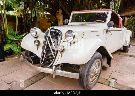 White 1934 Citroen Avant trazione, Siem Reap, Cambogia Foto Stock