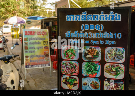 Segni al di fuori del tradizionale ristorante Khymer in Siem Reap, Cambogia Foto Stock