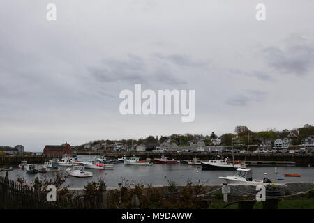 Le barche nel porto di Rockport, Massachusetts, su un nuvoloso giorno di primavera. Foto Stock