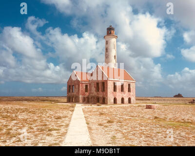 Bellissimo paesaggio, cielo blu e la vecchia torre faro su Klein Curacao Island Foto Stock