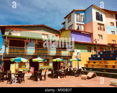 Guatape, Colombia - febbraio 2018: colorate strade e case ornate della città di Guatape vicino a Medellin, Antioquia, Colombia Foto Stock