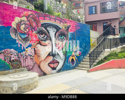 Medellin, Colombia - febbraio 2018:graffiti dipinti murali nelle strade della Comuna 13 a Medellin, Colombia. Foto Stock