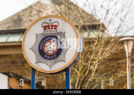 Daventry REGNO UNITO 13 Marzo 2018: Northamptonshire logo polizia segno stand a Daventry town center Foto Stock