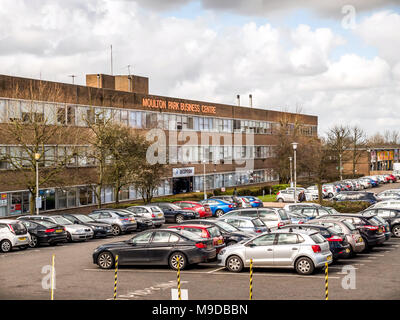 Northampton REGNO UNITO 16 Marzo 2018: Moulton Park Centro Business building e vista del parcheggio Foto Stock